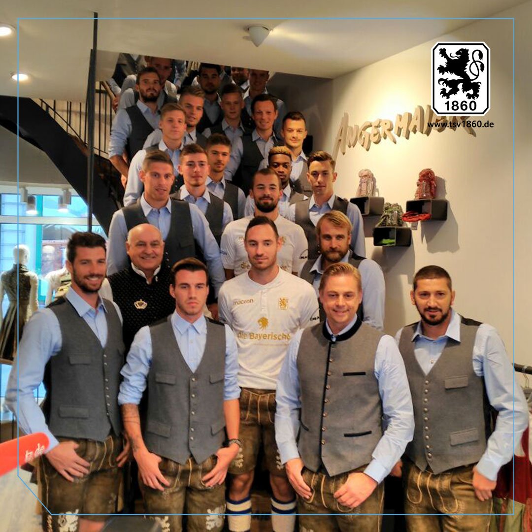 TSV1860's tweet photo. Gedränge bei der #Wiesn-Einkleidung der #Löwen bei #Angermaier Trachten im Stammhaus in der Landsbergerstraße.🍺⚽️🦁 #tsv1860 #ELIL https://t.co/PuDu9IvUB7
