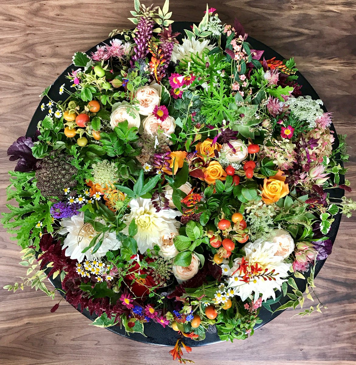 Flowers from our Creative Director Ming's own garden #florist #floraldesign #flowerarrangement #mondaymotivation