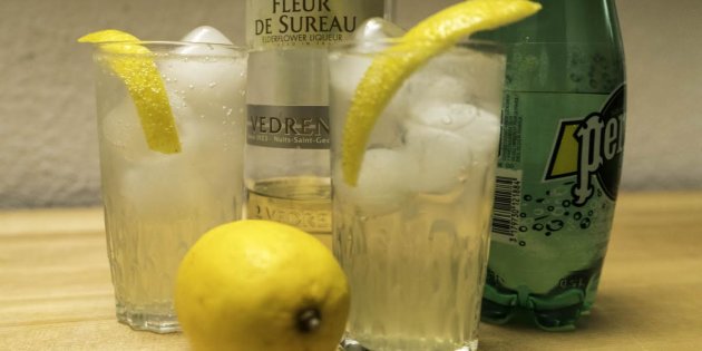 VodkaPyla's tweet photo. Liqueur de fleur de sureau, la nouvelle tendance #cocktail pour accompagner un gin ou une vodka https://t.co/26PbOSQ3Xs https://t.co/sh6GnWgTo4