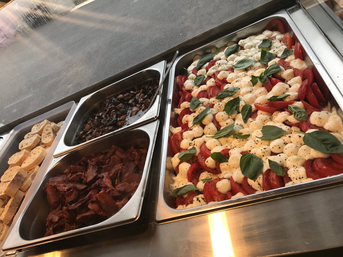 #MacCabin onsite <a href="/Harlequins/">Harlequins 🃏</a> #TheStoop #Twickenham lots of happy customers and looking forward to the season ahead #COYQ #MacAndCheese