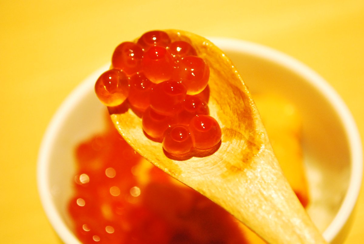 北海道産の宝石のようなイクラ。
一口目からもう、幸せですね。
#広尾すし家 #渋谷 #マンション寿司
goo.gl/7MgYjn