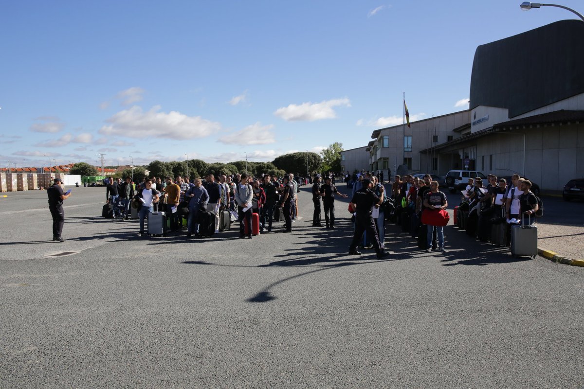policia's tweet photo. Más de 2.600 alumnos están ya en la #EscueladePolicía en #Ávila. Hoy su sueño comienza a hacerse realidad🚔🚨.
¡¡Bienvenidos, compañeros!! https://t.co/L3ze8xa3gx