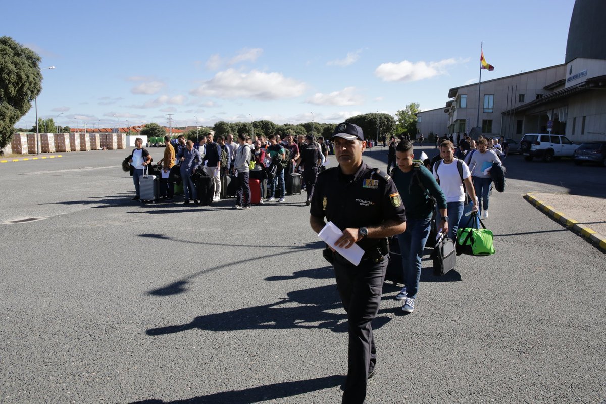 policia's tweet photo. Más de 2.600 alumnos están ya en la #EscueladePolicía en #Ávila. Hoy su sueño comienza a hacerse realidad🚔🚨.
¡¡Bienvenidos, compañeros!! https://t.co/L3ze8xa3gx