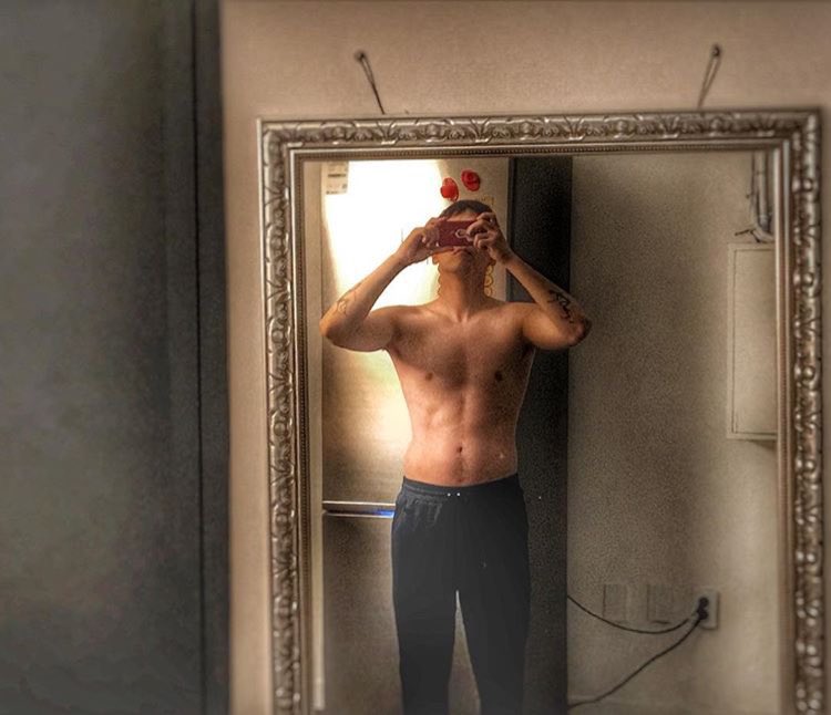 OnlyHonggiTH's tweet image. [Trans] skullhong12 : เหมือนว่าน้ำหนักจะลดลงไปนะ รึไม่ใช่? กำลังพยายามเลิกเป็นหมูอยู่ มาฟังฮงคิระกันเถอะ ตอนนี้เลย