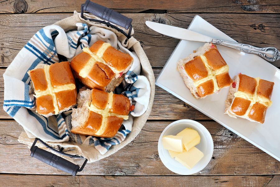 Happy #HotCrossBunDay! Did you know that once Christianity took hold in the UK the buns were banned. Read more at: buff.ly/2gnsLZm