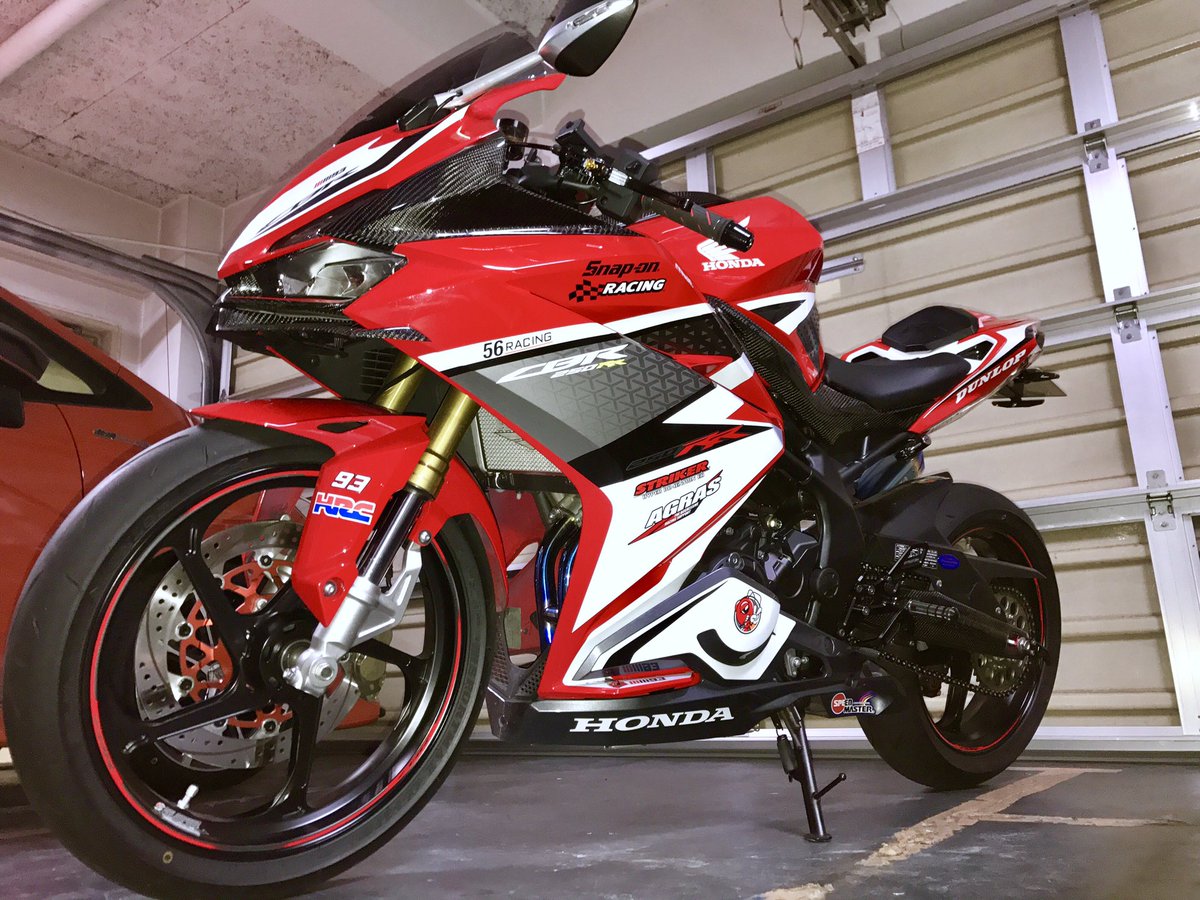 Tk Da Rr Corone Cbr250rr Mc51 の反対側の純正リムステッカーがようやく届いたので貼り付けた W これでアシンメトリースタイルから ようやく脱却 Ww 足回りがよりレーシーになったけど デカールチューンをもっと完璧に仕上げたいなぁ