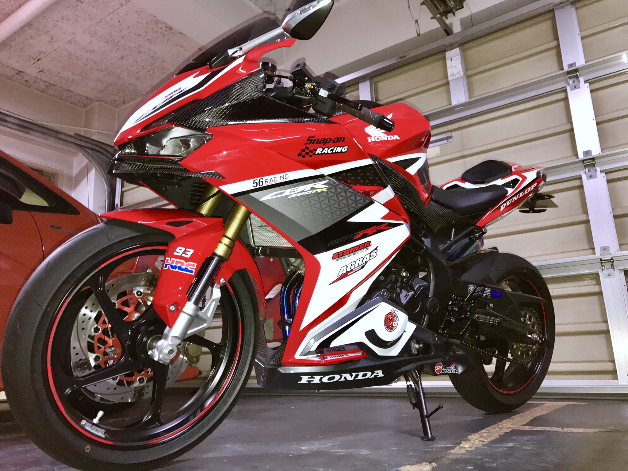 Tk Da Rr S Factory 99 Cbr250rr Mc51 の反対側の純正リムステッカーがようやく届いたので貼り付けた W これでアシンメトリースタイルから ようやく脱却 Ww 足回りがよりレーシーになったけど デカールチューンをもっと完璧に仕上げたい