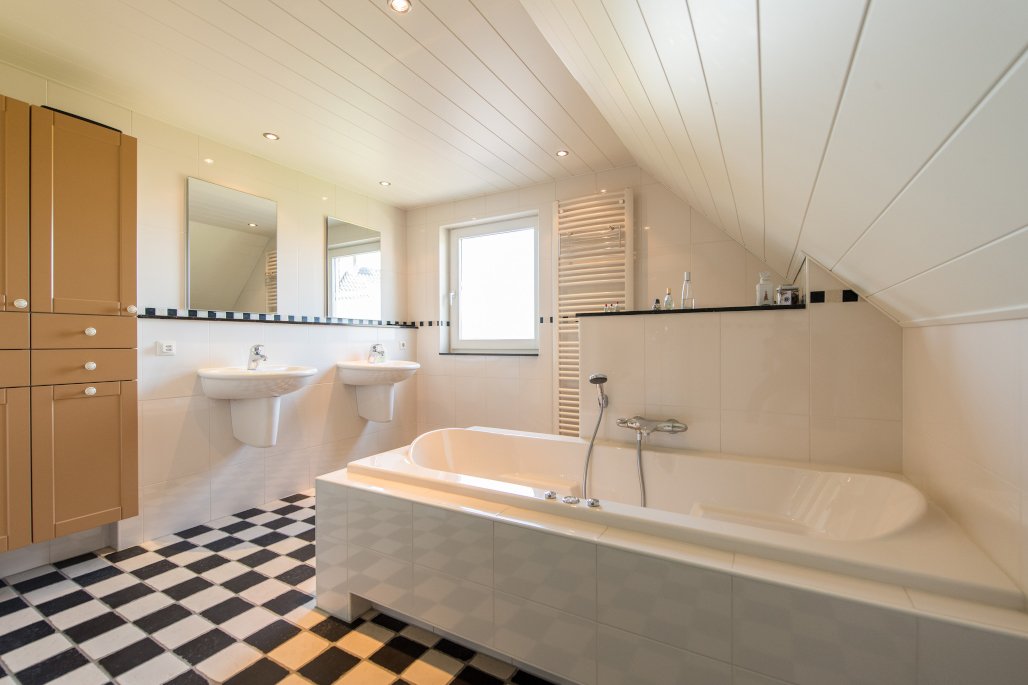 Wonen aan de rand van Varsseveld op royaal perceel van 1.095 m²; deze vrijstaande woning biedt deze mogelijkheid. kuenenmakelaardij.nl/ons-aanbod/won…