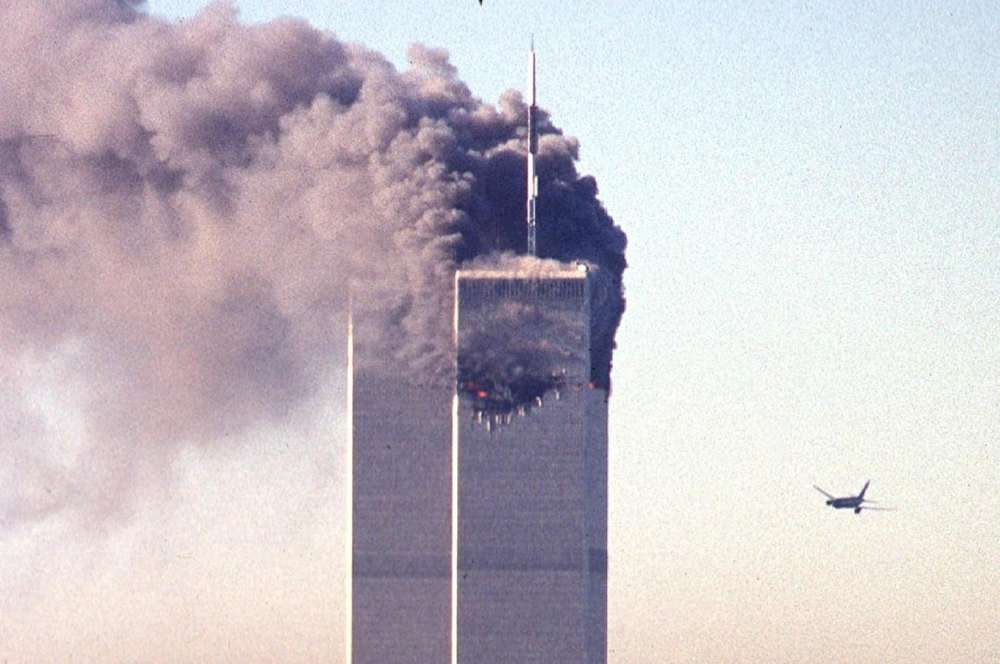 InfosFrancaises's tweet photo. ⚫ In memoriam : Il y a 16 ans, 2.977 personnes perdaient la vie dans les attentats le plus meurtriers de l'histoire.
#11septembre2001 https://t.co/nAIiMgiFH3