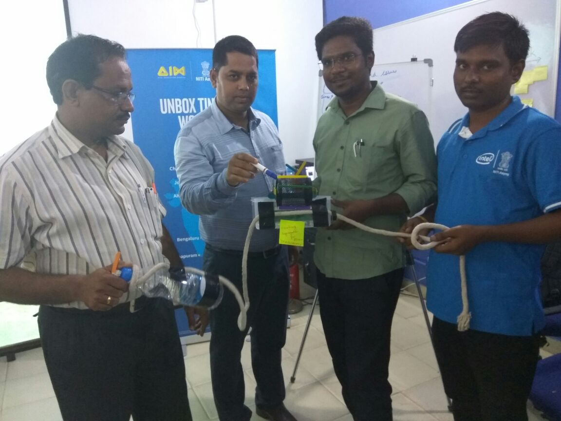 AtlRaipur's tweet photo. A team at #UnboxTinkering workshop made an innovative device that segregates floating materials.  @AIMtoInnovate @NITIAayog @IntelIndia https://t.co/UgyXDYkgfn
