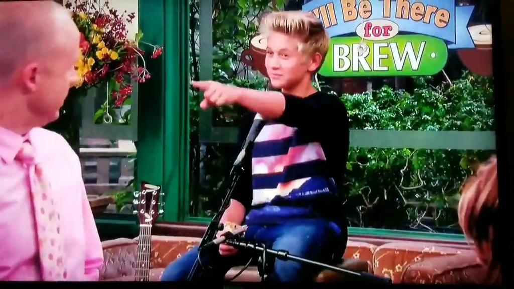 Santalberto90's tweet photo. Pointing Babe and Hudson 👉👈😹
#TheOnewithTheCoffeShop 16/09 #GameShakers https://t.co/hOfmYbhT9U