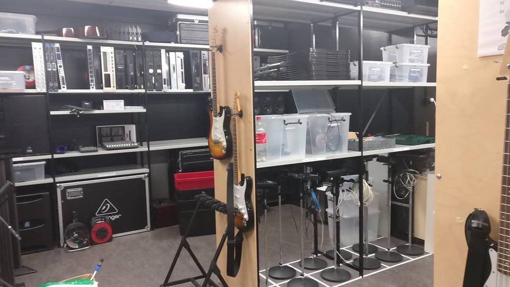 Nummisoturi's tweet photo. Sitting here in a warehouse full of miscellaneous stuff, I get the urge to pull out a microphone and record EVERYTHING. Anything with that … https://t.co/CwETgeF9Yi