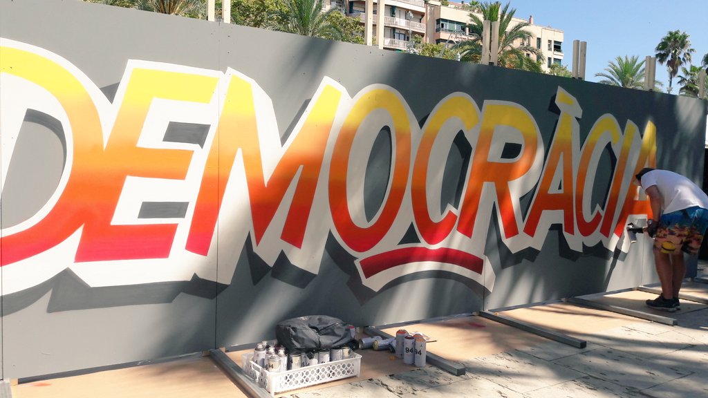 catalangate's tweet image. #typeartbyoner ja està acabant el  graffiti a favor de la Democràcia a la #FestaLlibertat17