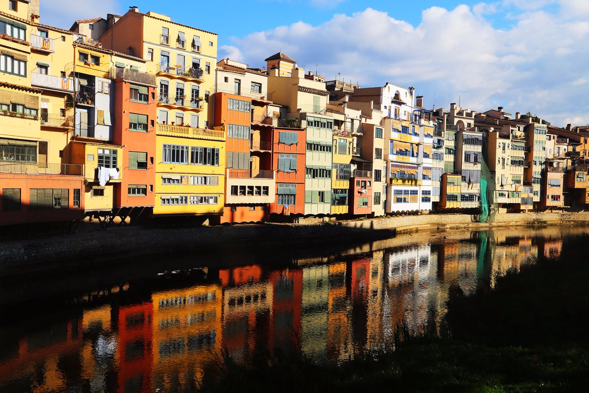 TenderRide's tweet photo. You can’t miss the river Onyar during your visit to #Girona. #Rent a #boat on Tender app &amp; enjoy the picturesque scenery of colorful houses. https://t.co/54MbagQGAA