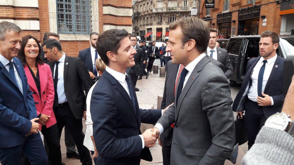 lesjem31's tweet photo. .@EmmanuelMacron était Place du Capitole à #Toulouse, à la rencontre des élu(e)s et des Toulousains présents en nombre pour l'accueillir 👏 https://t.co/AGRkgm3V7d