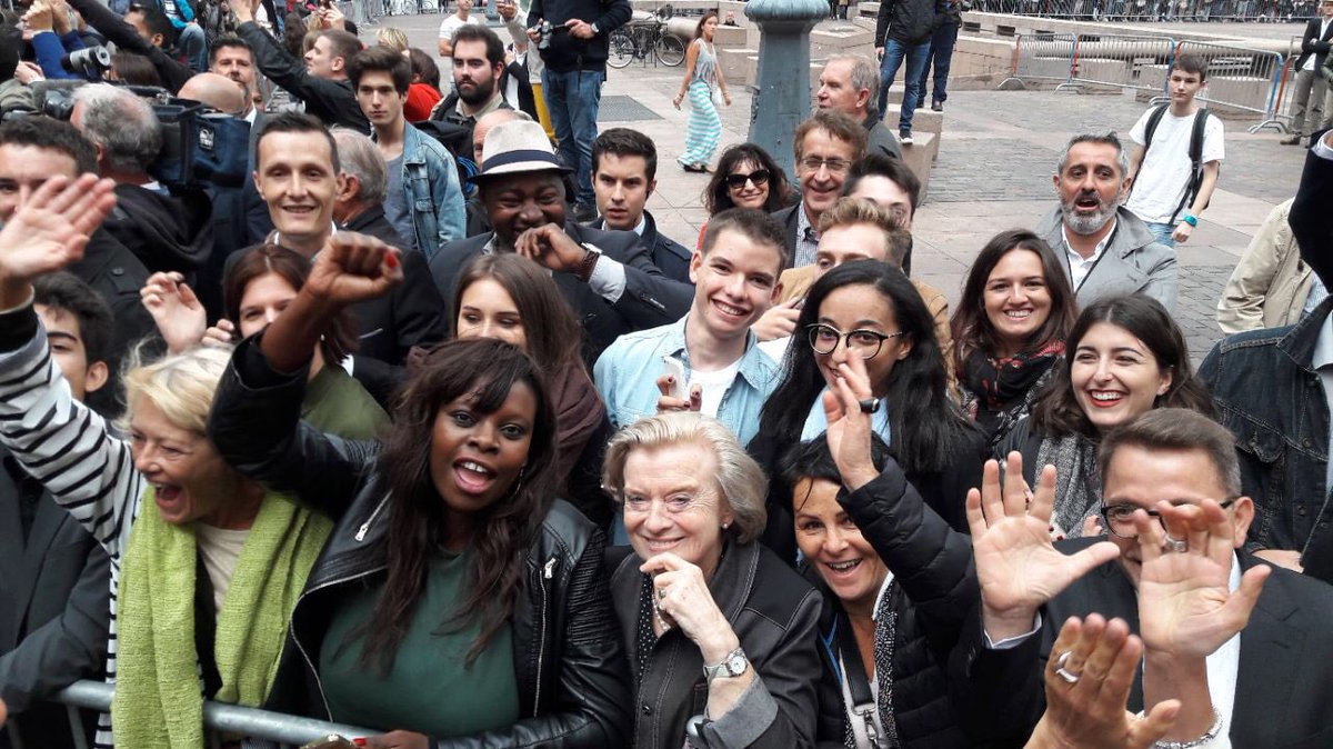 lesjem31's tweet photo. .@EmmanuelMacron était Place du Capitole à #Toulouse, à la rencontre des élu(e)s et des Toulousains présents en nombre pour l'accueillir 👏 https://t.co/AGRkgm3V7d