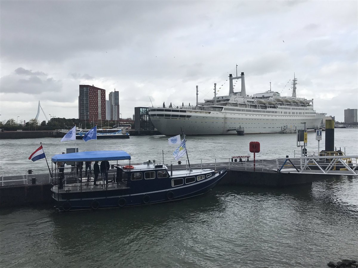 De nieuwe veerpont, die Charlois en Katendrecht verbindt, wordt zo officieel geopend. <a href="/RTV_Rijnmond/">Rijnmond</a> #Rotterdam