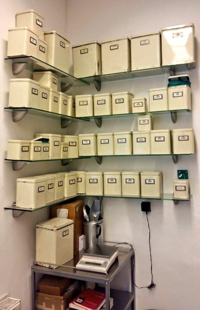 straussen_apo's tweet photo. Hinter den Kulissen.Was wird hier wohl gemacht?
#StraussenApotheke #Apotheke #immerfürsieda #Hattingen #speziellfürsieangefertigt #leckertee https://t.co/HkC4IJPnIa