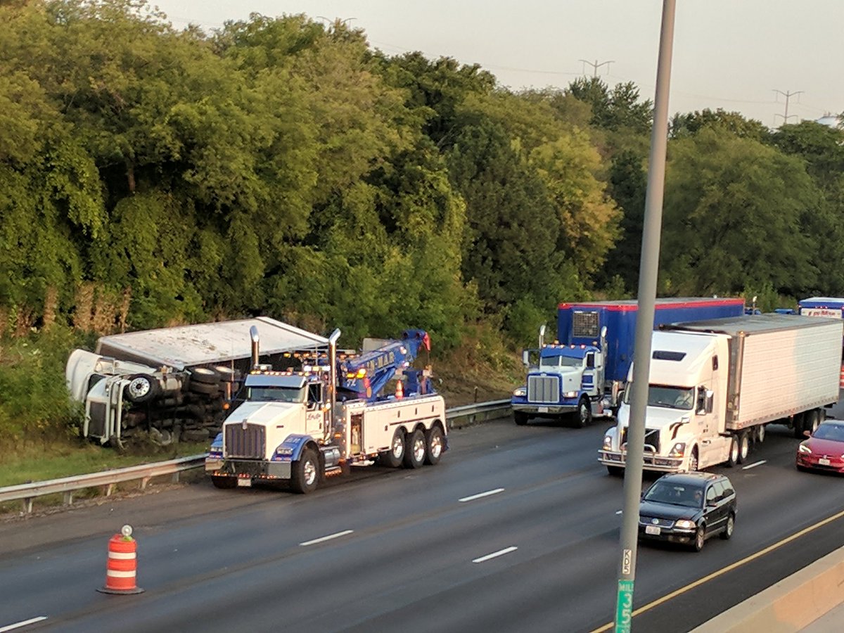 DrivenToBike's tweet photo. Crash on the Edens slowing down traffic between Old Orchard and Lake. Good thing I bike commuted to work today. https://t.co/ZCQstGaec2