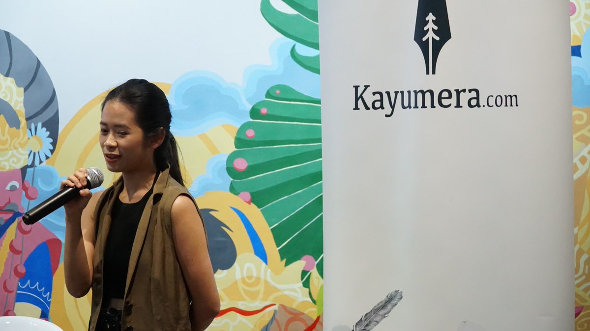 Vivian Tjandra membawakan puisinya #BukaPuisiBersama #2