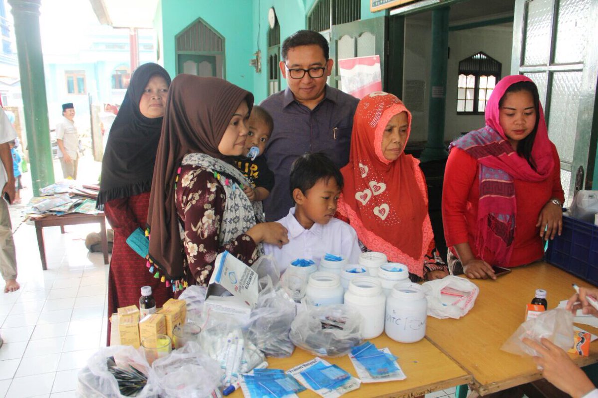 fadlizon's tweet photo. Kegiatan @gerindra dg agenda #DokterKeliling n #PerpusLing di Pondok Pesantren Abuya Cilember Kab Bogor. #prabowomenyapa https://t.co/5gfVTECCzA