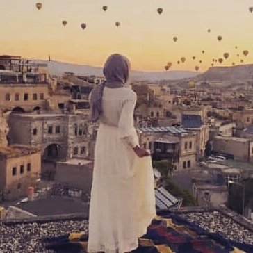 Düştü..
Öze acı yüreğe ateş,
Dile suamak gönle figân düştü
Kalbe hüzün gözlere yaş,
Ömre sükût cân toprağa düştü..

"Sharmeen Nour Ukba"