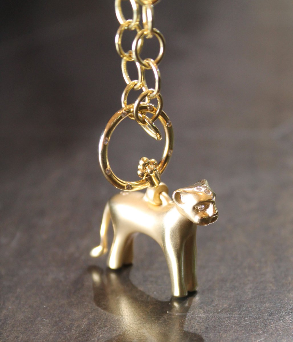 TheJewelleryEd's tweet photo. Do you know a cat-lady who would love this around her neck?

@templestclair #templestclair #jewellery #gold #catlady https://t.co/TB1Gw9jjjj