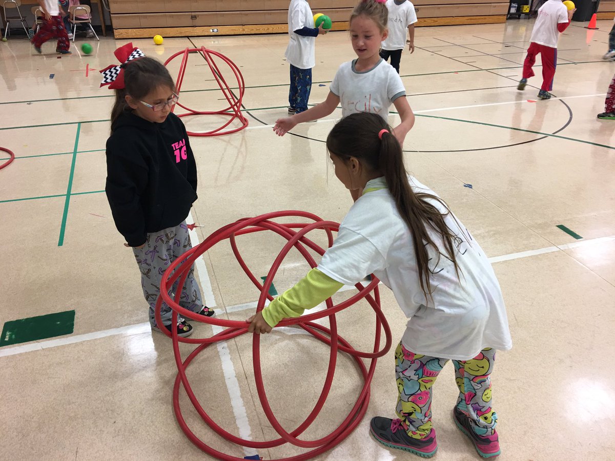 Working together to build their teams hula hoop castles...the start of game week🏰#westLOVE <a href="/ElemWest50/">🐾Woodland ELW🐾</a> <a href="/Woodland50News/">Woodland District 50</a> @ElemWest50PE
