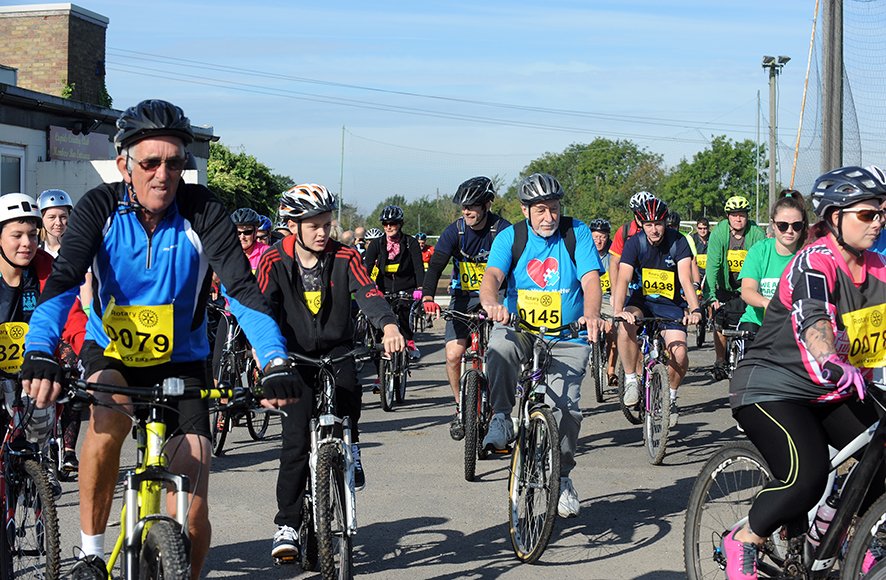 echosnapper's tweet photo. PICTURE GALLERY. Thorpe Bay @ROTARY Foulness bike ride. See today's @Essex_Echo 
https://t.co/aOAjK5O1Bb https://t.co/ktJaq0upzE