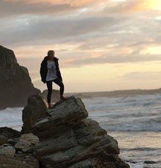 Spreading_Aloha's tweet photo. Brand Ambassador Emily loving the sunset at #watergatebay #marriedtothesea #spreadingthealoha #mawganporth https://t.co/FObAdc7MDe https://t.co/tSuzJDF8VQ
