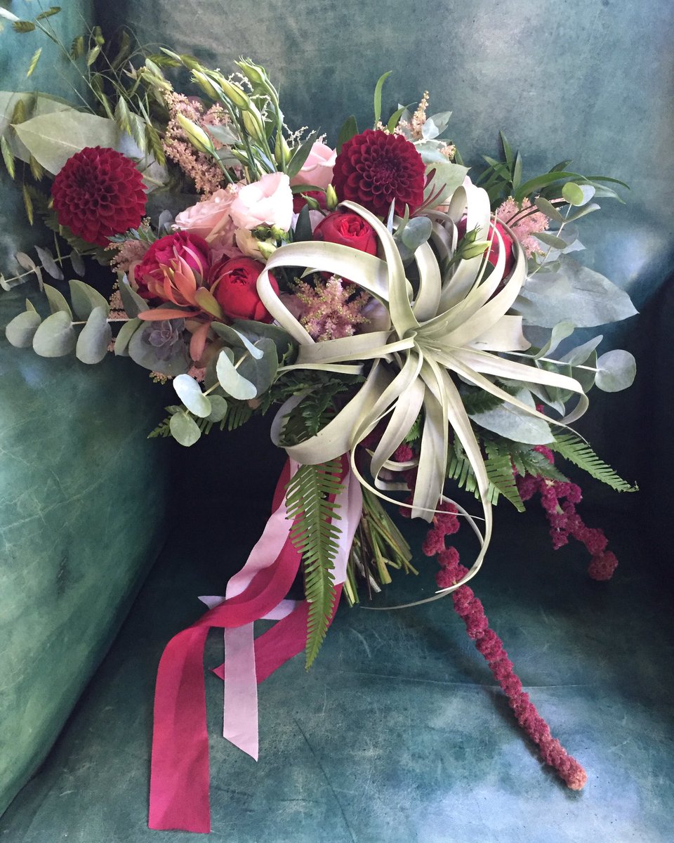 HelenCranmerFD's tweet photo. A beaut of a bouquet we created for A&amp;R's wedding @chaucerbarn a couple of weeks ago #norfolk 😍🍃🌿💚 https://t.co/osGV8GoGco
