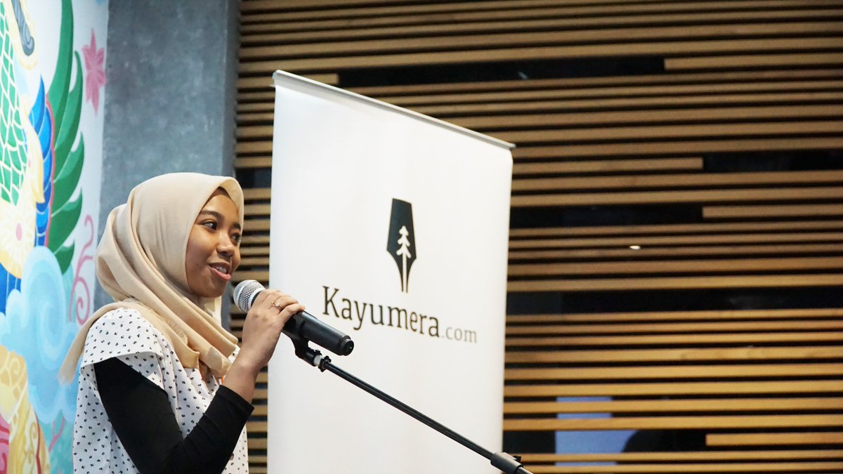 Widya Indhira di panggung #BukaPuisiBersama #2 —