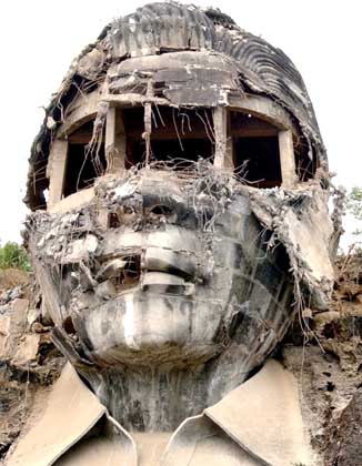 BrujaDelDemonio's tweet photo. @daBong63 @betseyklark @TrillanesSonny @risahontiveros Another entry for #Marcos100 #MarcosARTrocities
"Bust of Ferdinand Marcos" (2002)
30 meters
Mixed media (concrete, iron, and dynamite) https://t.co/3U7fNa6Sg3