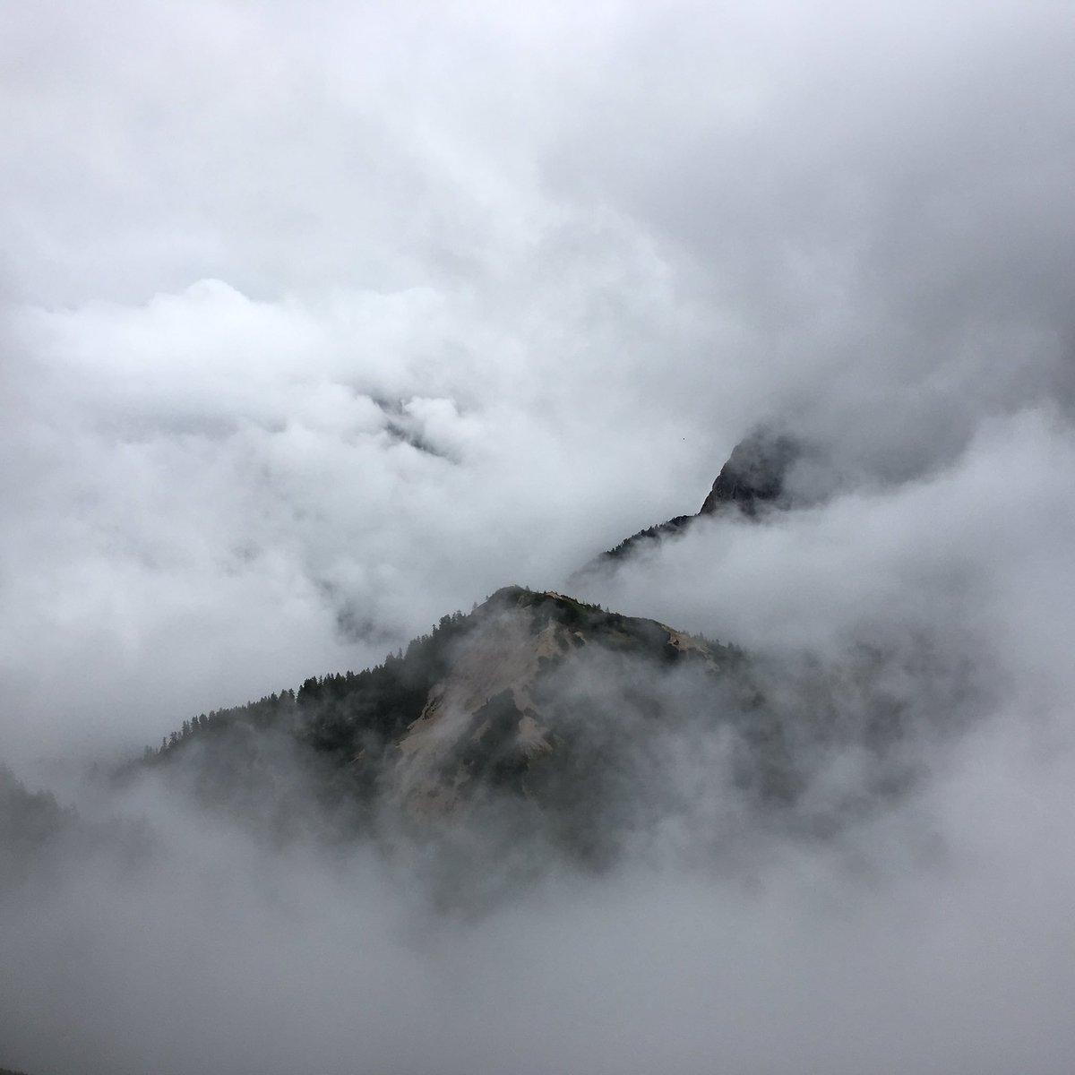 RobJohnsonMIC's tweet image. Beautiful clouds in the Julian Alps today. #Slovenia