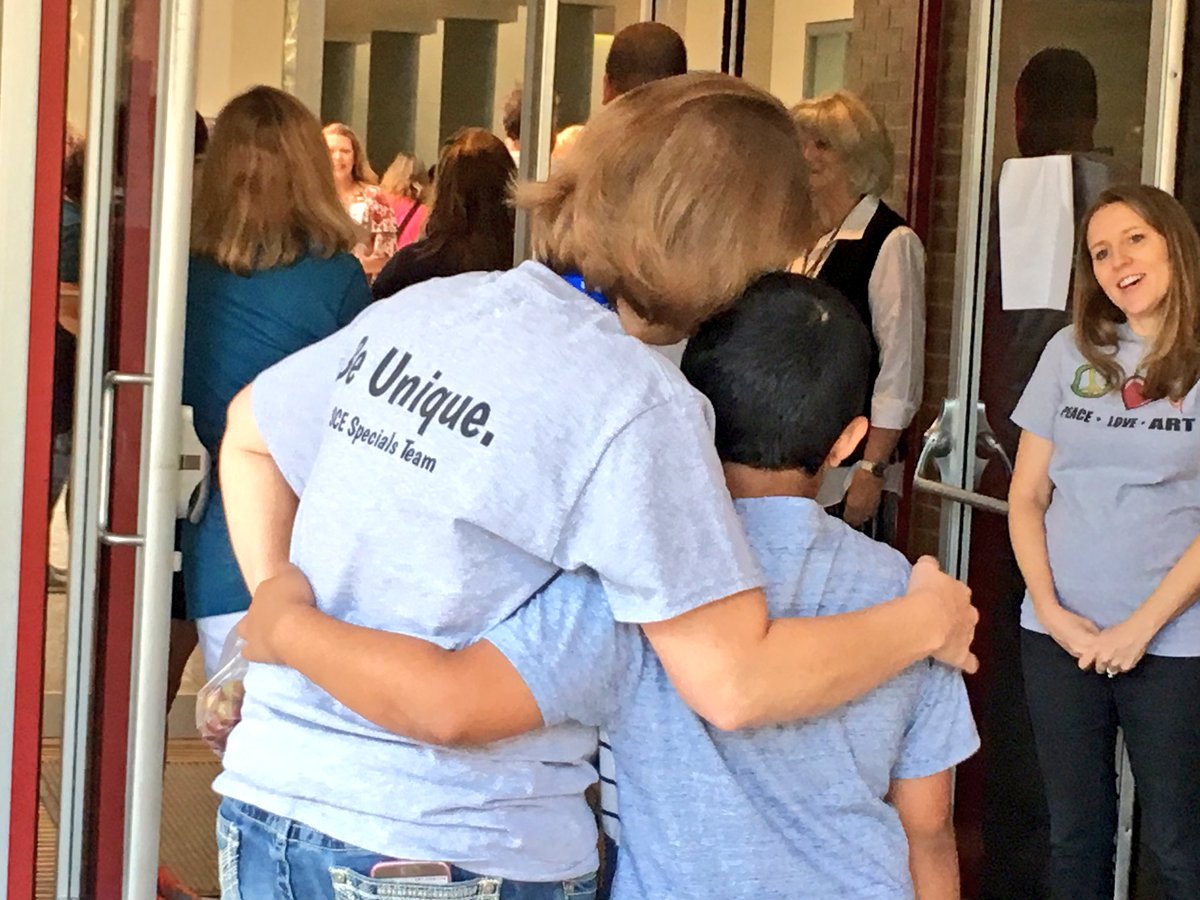katyisd's tweet photo. Lots of love, hugs &amp; support this morning as @CreechElem students arrive at "Creech University" #creechstrong #katystrong #morelovethanwater https://t.co/b4RBmhWX2n