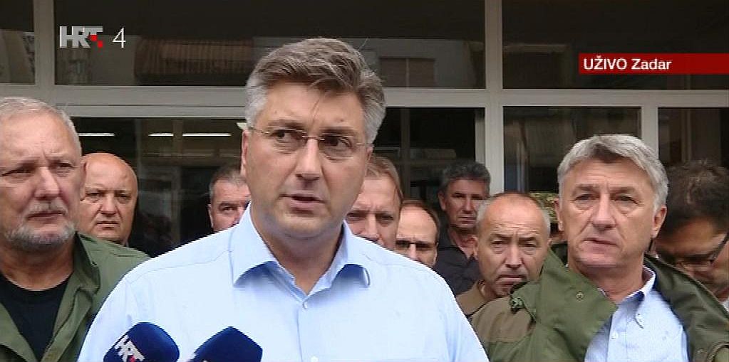 Premijer <a href="/AndrejPlenkovic/">Andrej Plenković</a> u Zadru; stigla i vojska s crpkama bit.ly/2xZssIt