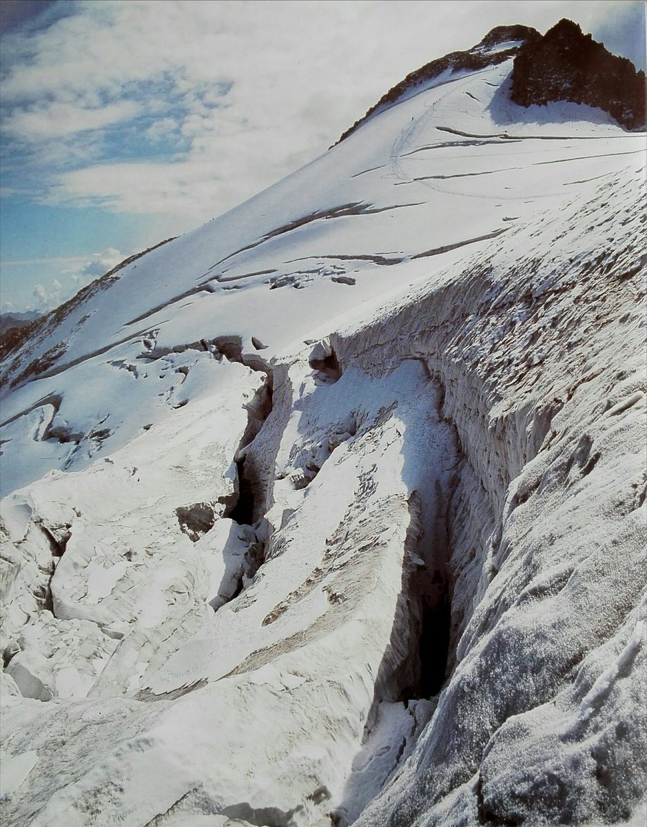 nachopardinilla's tweet photo. Así lucía el #glaciar del Aneto a comienzos de los 80. Eran otros tiempos, herencia de la Pequeña Edad de Hielo. https://t.co/Tq69k7kLBQ