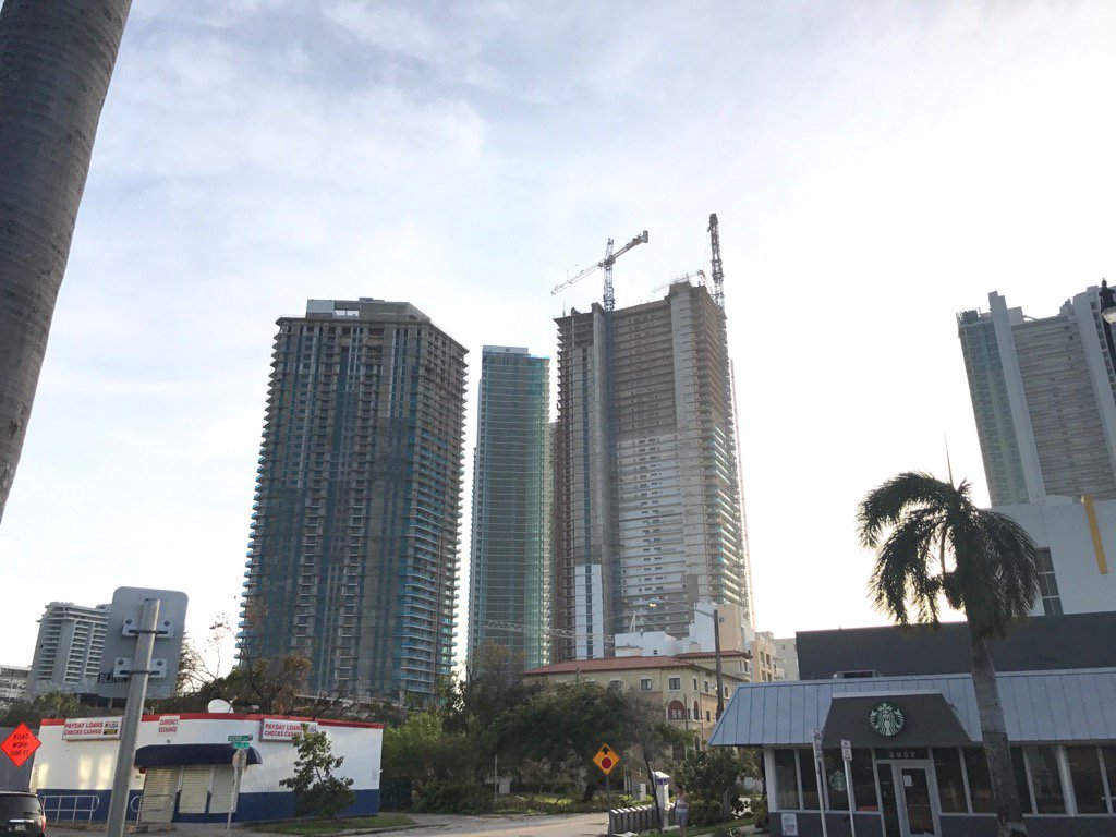 VGonzaloM's tweet photo. Can you see it? A crane about to fall down into a Miami neighborhood. Biscaine  Boulevard NE. 31 st Miami FL https://t.co/k4YcX29Nu8