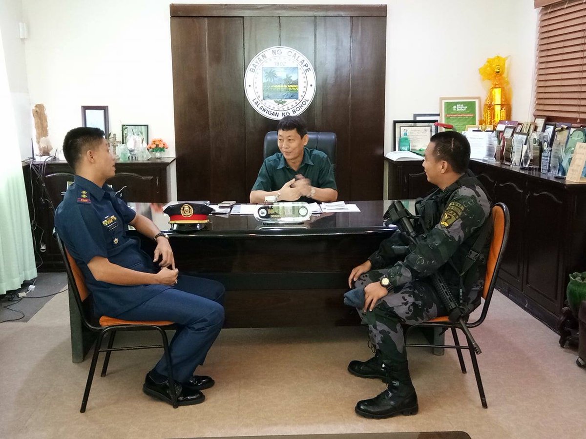 2ndMCrpsb7's tweet photo. Newly designated OIC 2nd MC, PI NEON FRANCIS ALVAREZ rendered courtesy call to Mayor of Calape HON NELSON YU @rpcrd7pnp @pro7official @RPSB7 https://t.co/I9xaWxkFd2