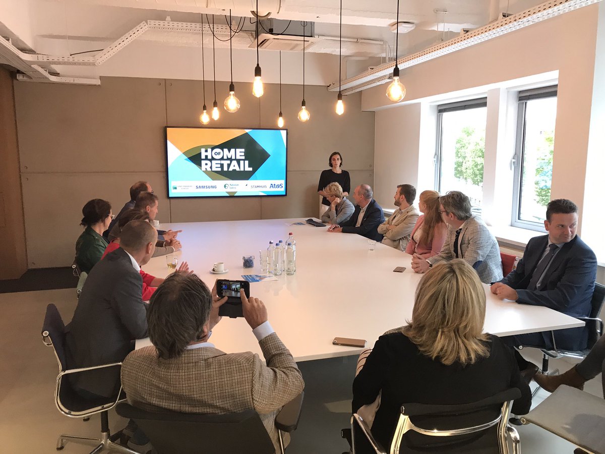 hans_teunissen's tweet photo. Met oa @MKBLimburg en @Viviennecurvers  @gildeopleidinge in Antwerpen Home of Retail uitleg over digitale innovaties in fysieke winkels. https://t.co/dOvHd4lBux