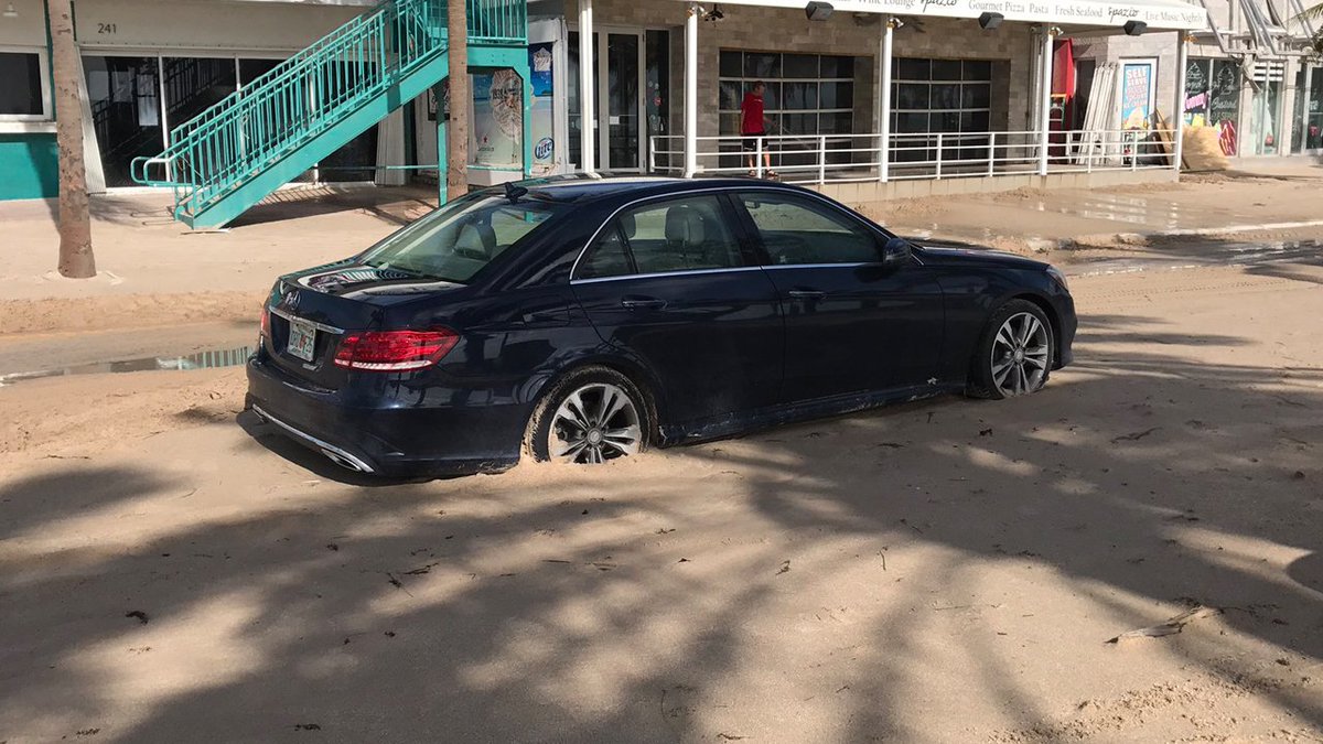 Tons of sand covers A1A in Fort Lauderdale Beach after #Irma bit.ly/2gXWTap?utm_me… https://t.co/VVnmoeDR5O