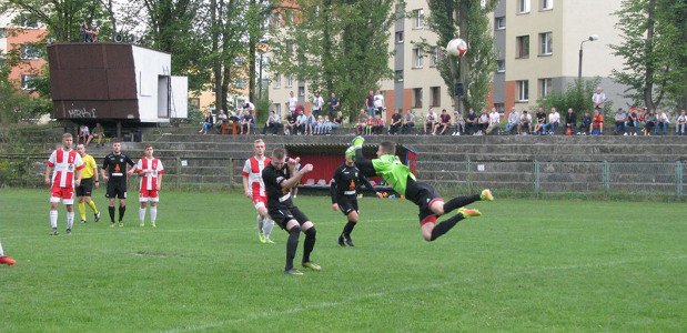 RegionalnaPilka's tweet photo. AK ZAB: Sośnica wciąż punktuje. Kuriozalny samobój bramkarza! [FOTO] 
#slaskizpn #6Liga #gwarekzabrze #sosnica 
https://t.co/NyQru3XNYg https://t.co/LLe8IhfF1r
