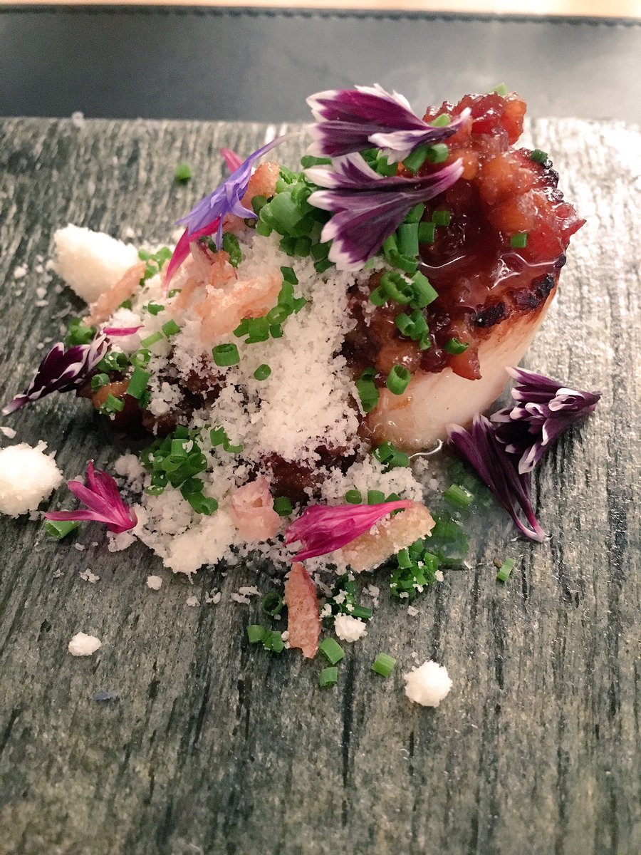 PaulJ_AP's tweet photo. Scallops? #dineSw9 @PaulJ_AP @ALISON_PRICE https://t.co/NKl9cWu6oh