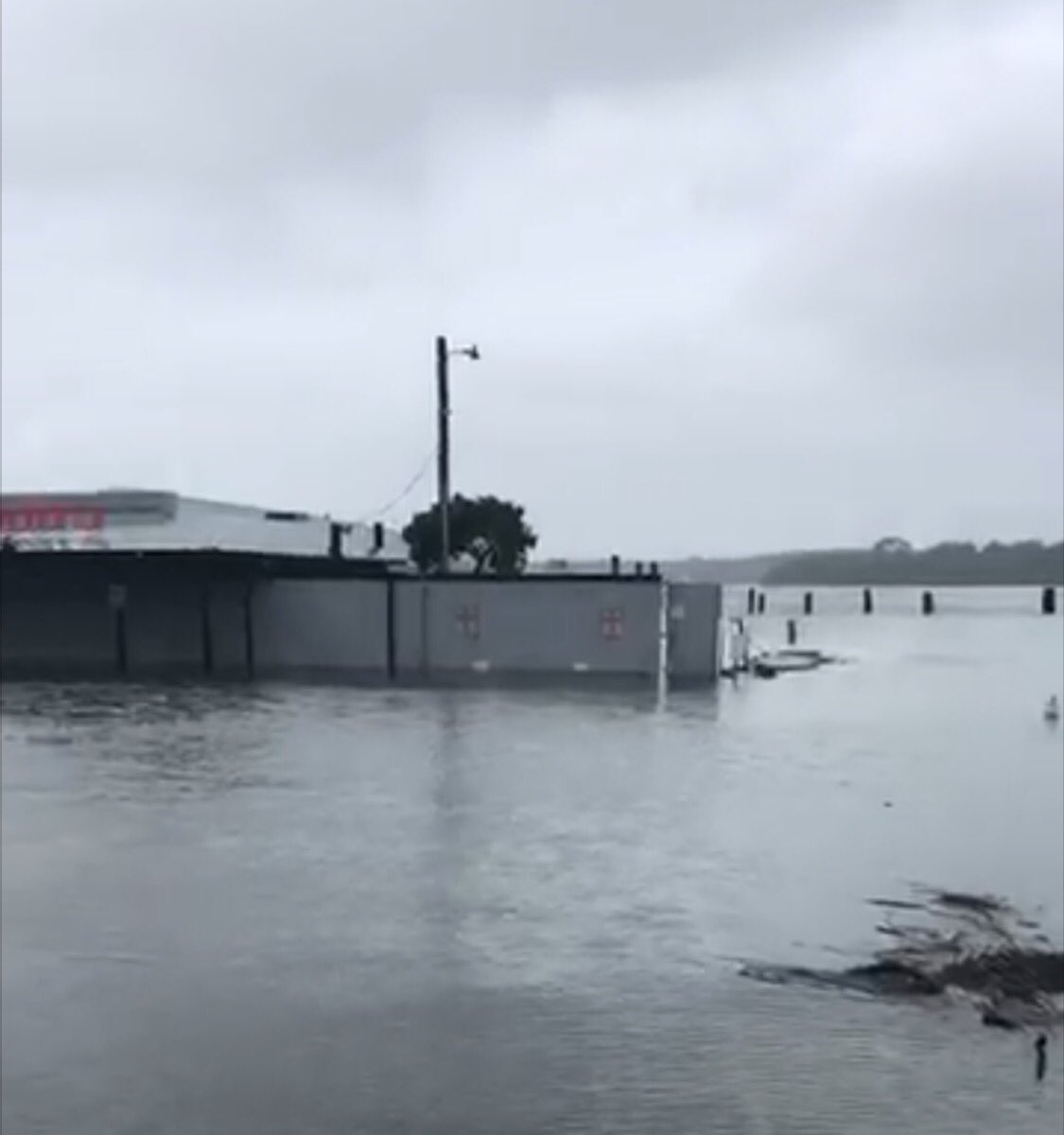 MichelleWycoff's tweet photo. #IrmaHurricane #hiltonhead Storm surge swallowed Hudson's Restaurant https://t.co/4GwFsScK96