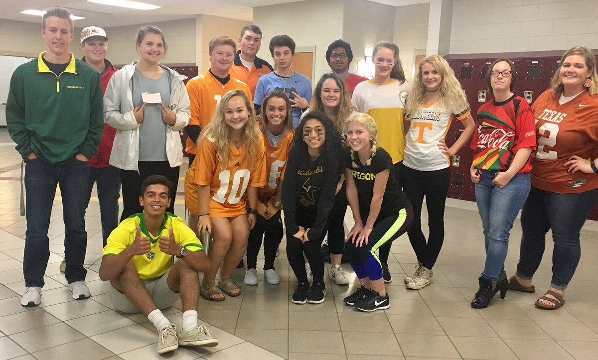 msschiwitz's tweet photo. Spirit Week 2017 🎩🙌🏼🏈 #sportsday #SpiritWeek https://t.co/sLpusOFBwe