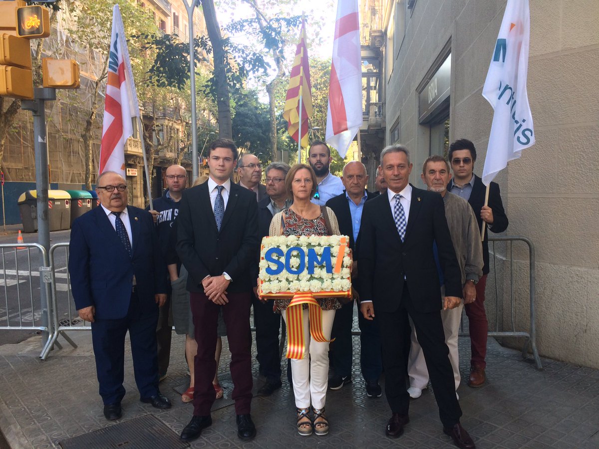 angladarj's tweet photo. CATALUÑA ES ESPAÑA. Hoy en la ofrenda floral al patriota catalán y español Rafael Casanova #somi https://t.co/g5VLn0qmAE
