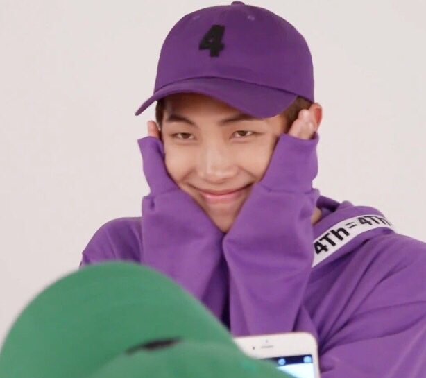 ArmyAgustDRM's tweet photo. @BTS_twt Gracias por salvarme, gracias por ser la razón de mi felicidad, gracias por estrecharme tu mano incluso a la distancia💜
#HappyNamjoonDay https://t.co/DyggPvw2zK