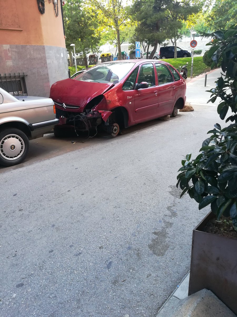 abelpise's tweet photo. @AjBadalona @mossos vehicle accidentat i mig desmontat al carrer. Pot estar així al carrer? Algun nen es farà mal... https://t.co/94ojfLrLaJ