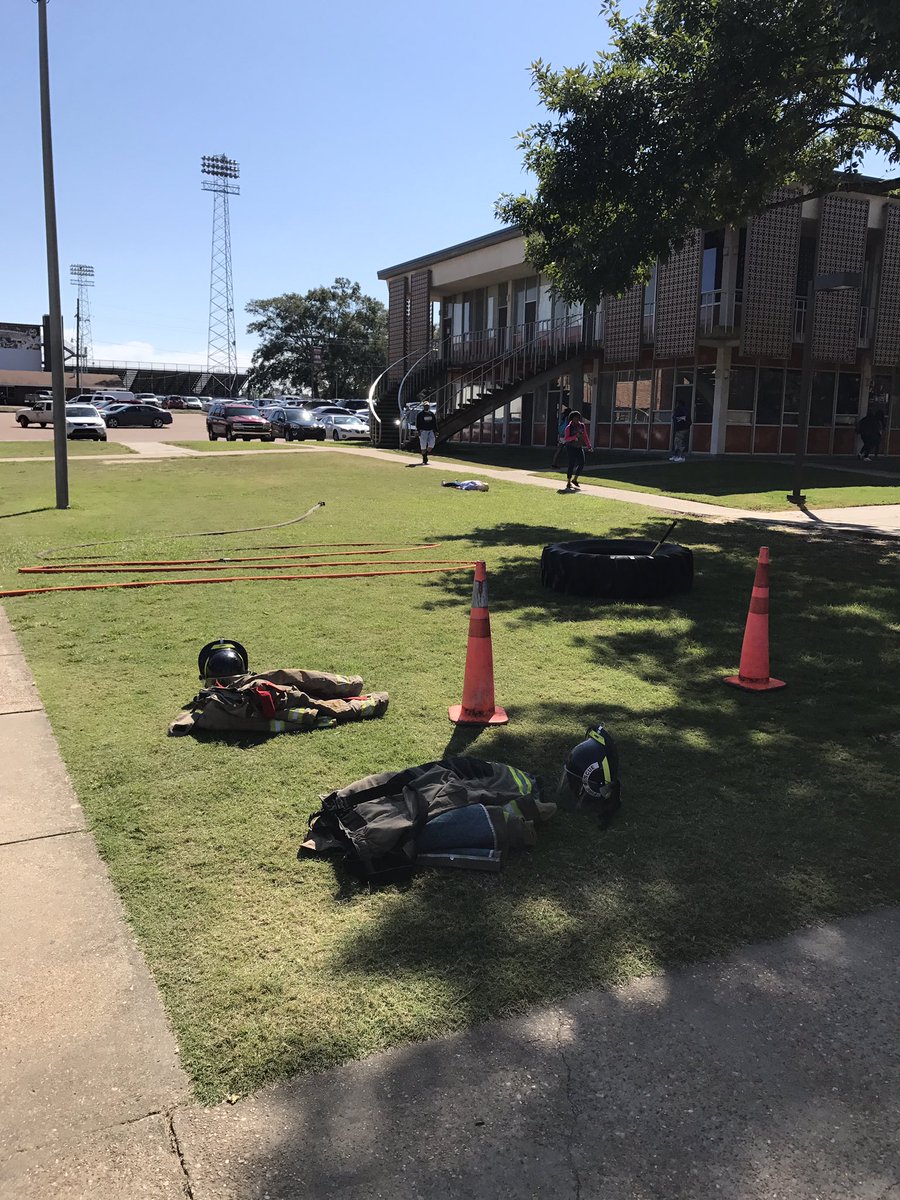HindsCCSafety's tweet photo. #SavingSara at the #RaymondCampus Popcorn & Prevention. #HindsCC YOU still have time to save her... here till 12P!! W/ @hinds_rec #NCFSM2017 https://t.co/7Us9WbhAz3