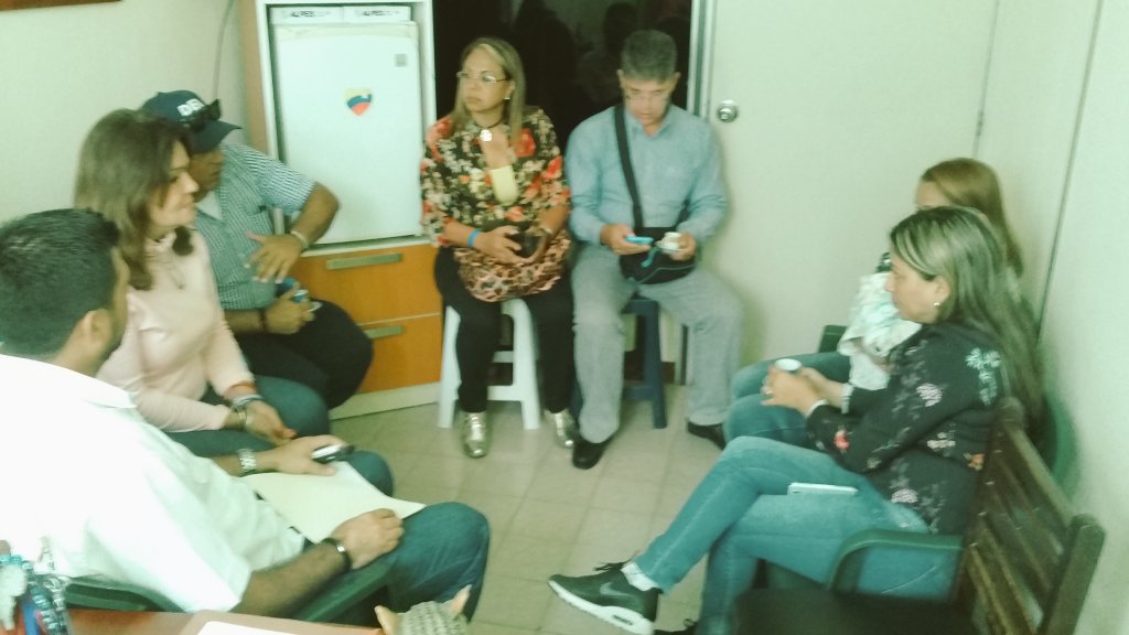 mirelct's tweet photo. #VenezuelaRompeElCerco Reforzando las líneas de acción del Gobierno Central de la mano de @NicolasMaduro y las del @mspenitenciario https://t.co/2uOCC0J5Yy